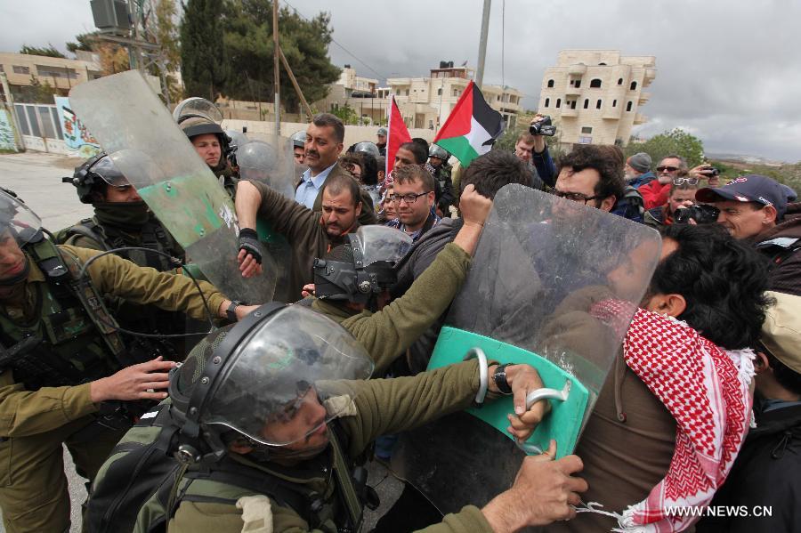 Palestinian protestors clash with Israeli soldiers during clashes in the West Bank village of al-Khader near city of Bethlehem, April 5, 2013(Xinhua/Luay Sababa)