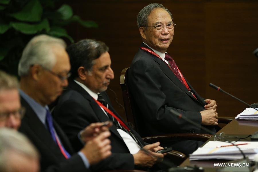 Zeng Peiyan (R), vice chairman of the Board of Directors of the Boao Forum for Asia (BFA), attends the BFA Board of Directors Meeting in Boao, south China's Hainan Province, April 5, 2013. The BFA Board of Directors Meeting was held here on Friday. (Xinhua/Jin Liwang) 