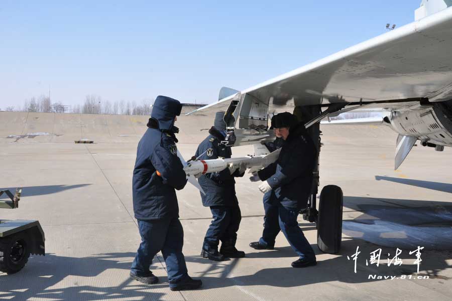 The logistical support forces in an airport of the aviation force under the North Sea Fleet of the Navy of the Chinese People's Liberation Army (PLA) carry out support work in groups, so as to enhance troop support capabilities. (navy.81.cn/Wang Jing, Zhang Lin, Tian Fengda)