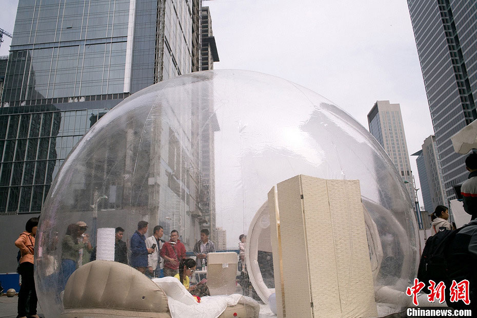 A model lives in a bubble hotel in Chunxi Road, Chengdu, capital of southwest China's Sichuan province on April 7, 2013. (chinanews.com/Zhang Lang)