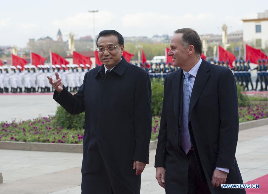 Chinese Premier Li Keqiang (L) holds a welcoming ceremony for Prime Minister of New Zealand John Key before their talks in Beijing, capital of China, April 10, 2013. Li held talks with John Key here on Wednesday. (Xinhua/Xie Huanchi) 