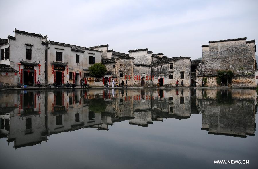 Photo taken on April 10, 2013 shows the scenery of Hongcun Village of Yixian County in Huangshan City, east China's Anhui Province. (Xinhua/Yan Yan) 