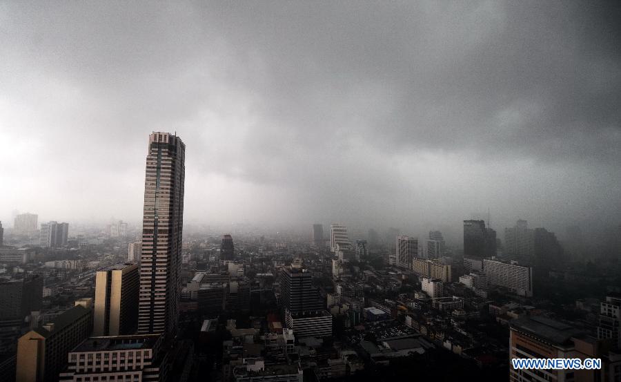 Clouds hover in the sky over Bangkok, Thailand, April 11, 2013. (Xinhua/Gao Jianjun) 