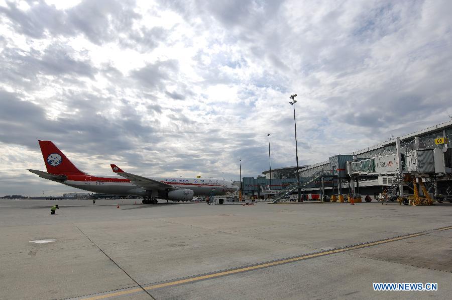 An airplane parks at Vancouver International Airport (YVR) in Vancouver, Canada, April 10, 2013. YVR was named Best Airport in North America at the Skytrax World Airport Awards in Geneva, Switzerland on April 10. YVR is rated 8th overall worldwide and is the only North American airport included in the top ten. (Xinhua/Sergei Bachlakov) 