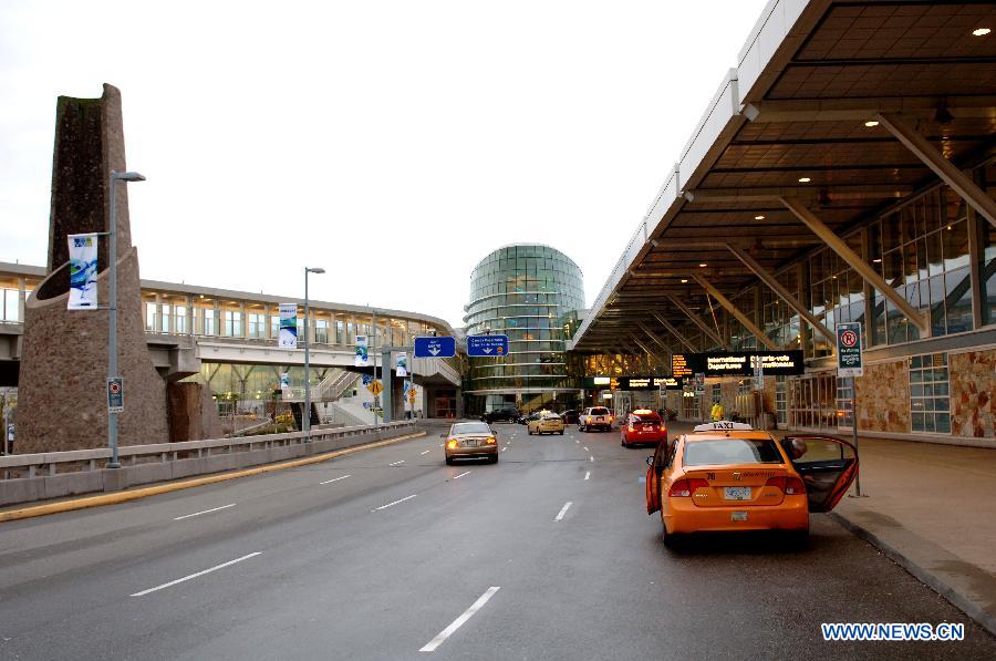 Vehicles come and go at the departure level of the Vancouver International Airport (YVR) in Vancouver, Canada, April 10, 2013. YVR was named Best Airport in North America at the Skytrax World Airport Awards in Geneva, Switzerland on April 10. YVR is rated 8th overall worldwide and is the only North American airport included in the top ten. (Xinhua/Sergei Bachlakov) 