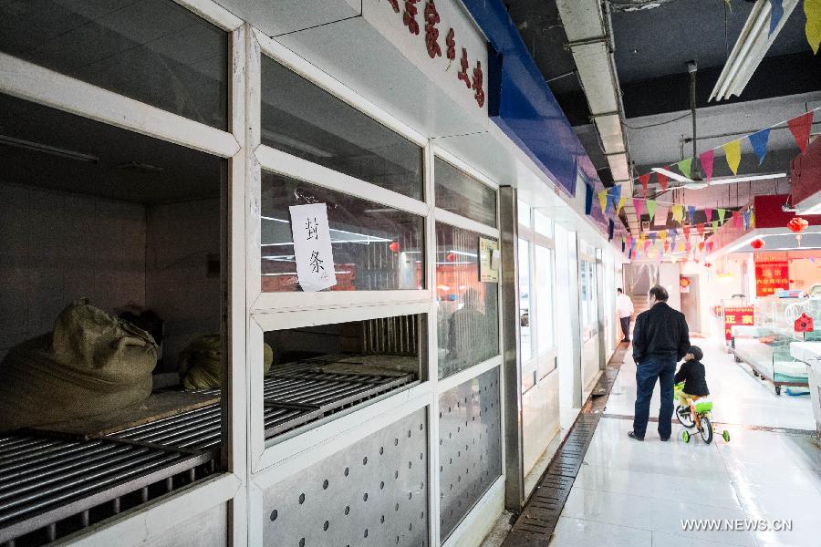 A stall selling live poultry is closed at a market in Nanjing, capital of east China's Jiangsu Province, April 12, 2013. To prevent the transmission of the H7N9 virus, various actions have been taken recently in Nanjing, including suspending live poultry deals, killing live poultry and holding publicity campaigns. As of Thursday evening, China had reported a total of 38 H7N9 cases including 10 fatalities. (Xinhua/Li Mangmang)