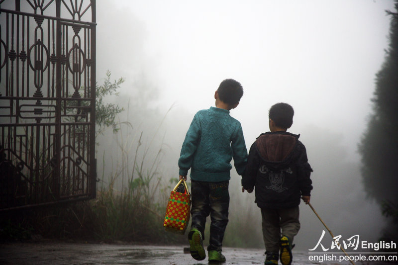 The children infected by HIV are on the way home on April 4, 2013. Their way to the future is still long and tough. (CFP/Pan Deng)