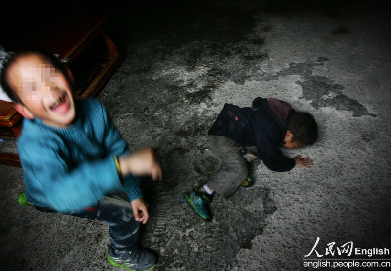 The two boys infected with HIV are the only playmate for each other, April 4, Nan'an City, Fujian, April 4, 2013. (CFP/Pan Deng)