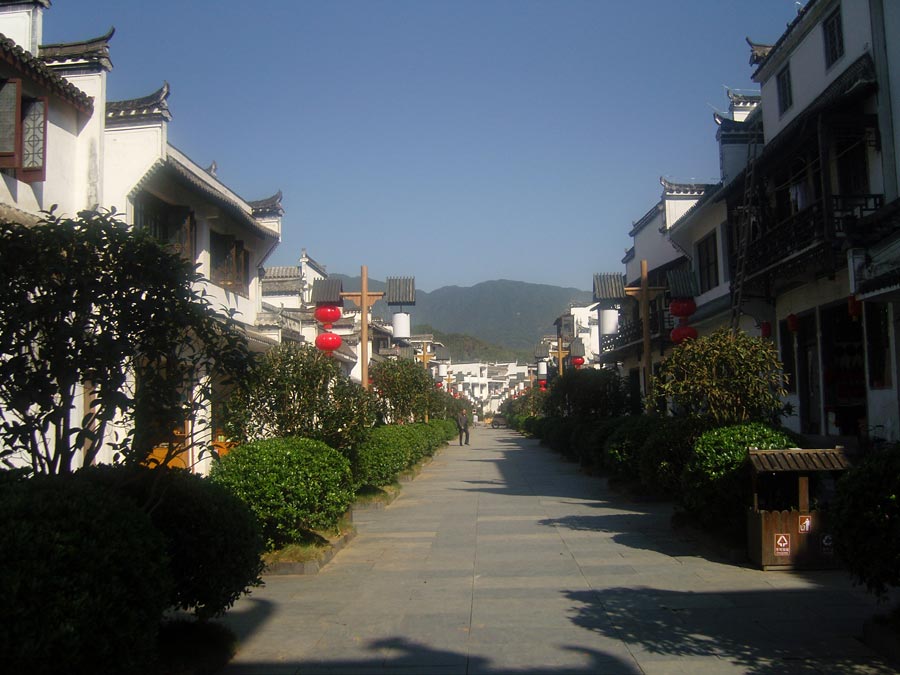 Photo shows the beautiful scenery in Jiangwan Village of Wuyuan County, east China's Jiangxi Province. Wuyuan County is known as China's most beautiful countryside. It is one of the birth places of Huizhou Culture. The main attraction in Wuyuan is the sea of rapeseed flowers, which extends as far as the eye can see. Besides natural beauty, the county is also known for its glorious history. It has at least 50 old villages that have remained almost unchanged over the last century. (China.org.cn/Zhou Shasha)