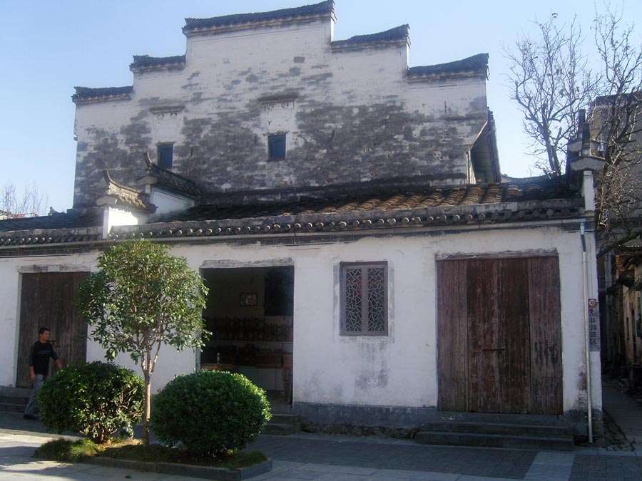 Photo shows the beautiful scenery in Jiangwan Village of Wuyuan County, east China's Jiangxi Province. Wuyuan County is known as China's most beautiful countryside. It is one of the birth places of Huizhou Culture. The main attraction in Wuyuan is the sea of rapeseed flowers, which extends as far as the eye can see. Besides natural beauty, the county is also known for its glorious history. It has at least 50 old villages that have remained almost unchanged over the last century. (China.org.cn/Zhou Shasha)