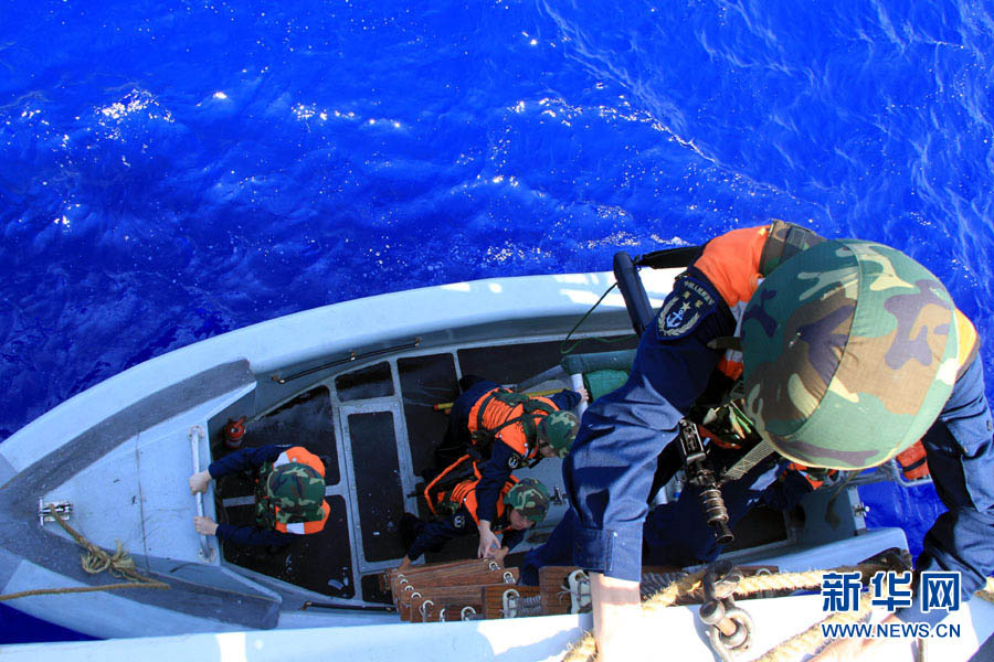 The boarding-and-catching members are boarding the small boat. (Xinhua/Yang Lei)