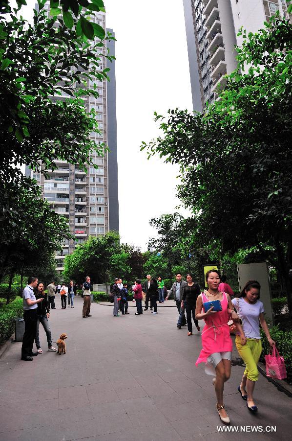 People gather outside buidings to avoid aftershocks  (7)