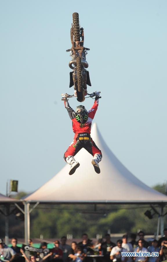 Taka Higashino of Japan competes in the Moto X Freestyle finals in Foz do Iguacu, Brazil, April 21, 2013. The X Games closed here Sunday. (Xinhua/Weng Xinyang)