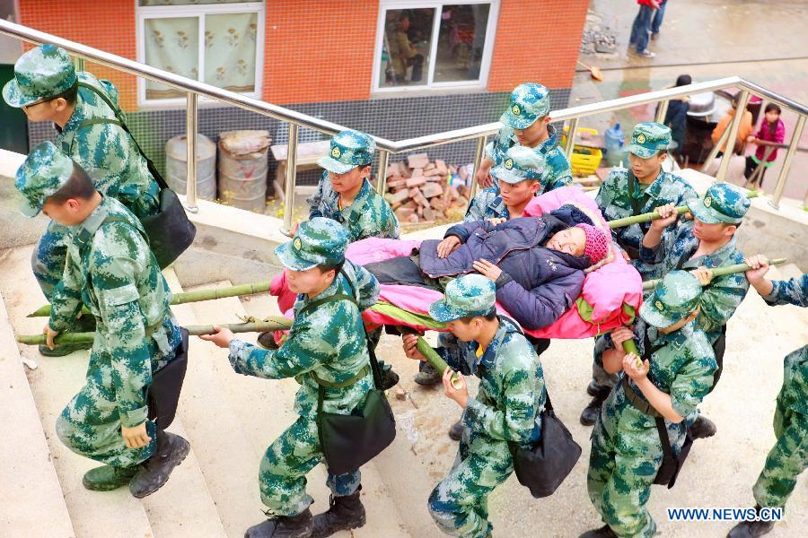 Rescuers transfer an injured old woman to take helicopter in quake-hit Lushan County, southwest China's Sichuan Province, April 21, 2013. A 7.0-magnitude quake jolted Lushan County of Ya'an City on Saturday morning. (Xinhua/Gao Xiaowen)