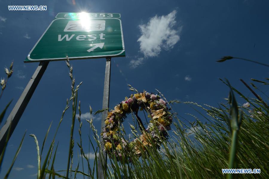 A flowers wreath is put by a highway to mourn for the victims of the fertilizer plant explosion near West, Texas, the United States, April 22, 2013. (Xinhua/Wang Lei) 