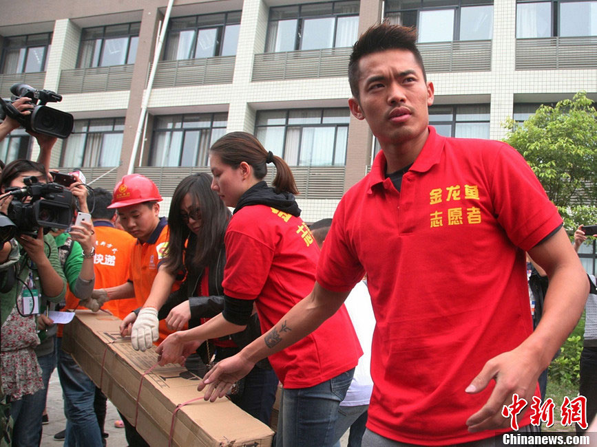 China's most famous badminton couple, world champions Lin Dan and Xie Xingfang, donate 2.2 million yuan to the quake-hit zone in Sichuan province. The couple arrive in Ya'an city on Monday, April 22, 2013 to visit and console the survivors. Their donation is the largest from China's sports circle. A 7.0-magnitude earthquake jolted Lushan County of Ya'an City in the morning on April 20. (chinanews.com)