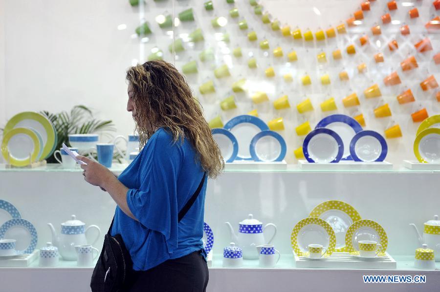 A buyer chooses ceramic products during the second phase of the 113th Canton Fair, or China Import and Export Fair, in Guangzhou, capital of south China's Guangdong Province, April 23, 2013. The phase 2 of the fair will last five days from April 23 to 27, presenting consumer goods, home decorations and gifts. (Xinhua/Liang Xu)