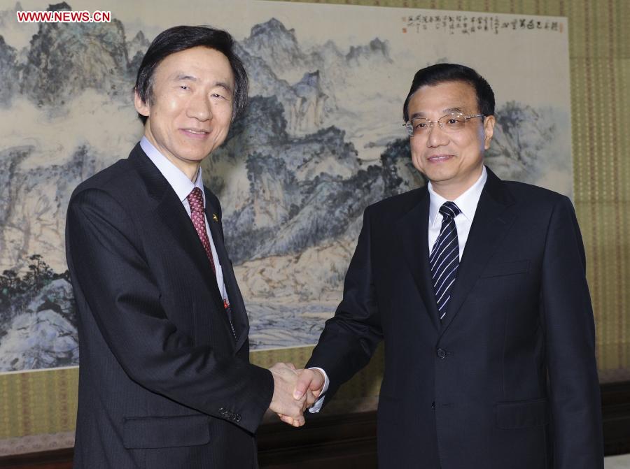 Chinese Prime Miniter Li Keqiang (R) talks with Yun Byung-se, foreign minister of the Republic of Korea (ROK), in Beijing, capital of China, April 24, 2013. (Xinhua/Xie Huanchi)