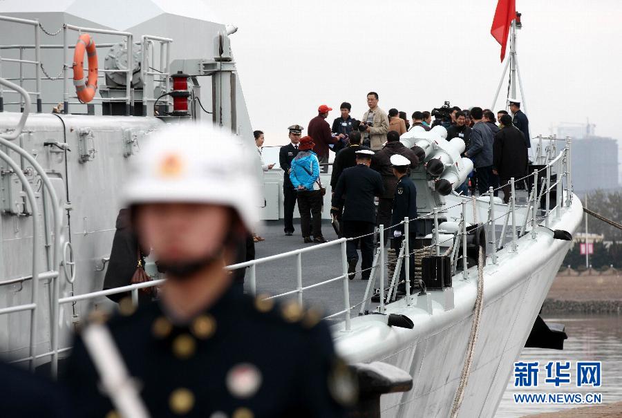 People visit the Qingdao guided missile destroyer at a naval port in Qingdao, Shandong province, April 23, 2013. (Xinhua/Wang Qinghou) (Chinanews.com/ Xu Chongde)