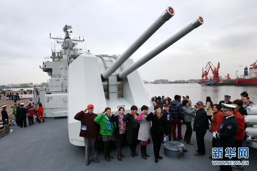 People visit the Qingdao guided missile destroyer at a naval port in Qingdao, Shandong province, April 23, 2013. (Xinhua/Wang Qinghou) (Chinanews.com/ Xu Chongde)