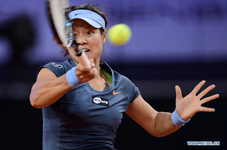 Li Na of China returns a shot during her second round match of Porsche Tennis Grand Prix against Mirjana Lucic-Baroni of Croatia in Stuttgart, Germany, on April 24, 2013. Li Na won 2-0.(Xinhua/Ma Ning)