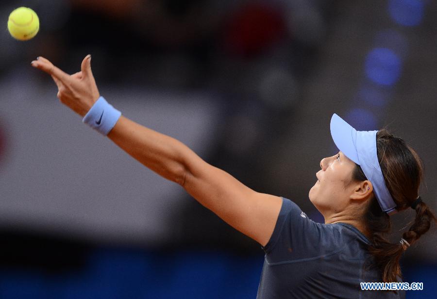 Li Na of China returns a shot during her second round match of Porsche Tennis Grand Prix against Mirjana Lucic-Baroni of Croatia in Stuttgart, Germany, on April 24, 2013. Li Na won 2-0.(Xinhua/Ma Ning)