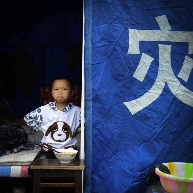 Le Yitao, 5, eats instant noodles in Lushan county, Southwest China's Sichuan province. Photo taken on April 25. [Photo/Xinhua]