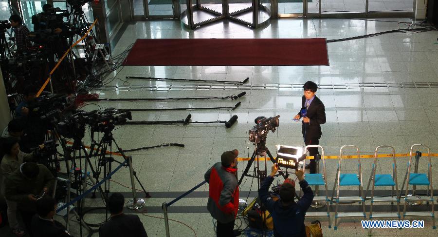 Media reporters wait at the customs, immigration and quarantine (CIQ) office in Paju, north of Seoul, South Korea, April 29, 2013. The Democratic People's Republic of Korea (DPRK) on Monday allowed all but seven South Koreans to return home from the Kaesong joint industrial park. The 43 South Koreans had entered the South Korean territory by bus on early morning of April 30. (Xinhua/Yao Qilin)