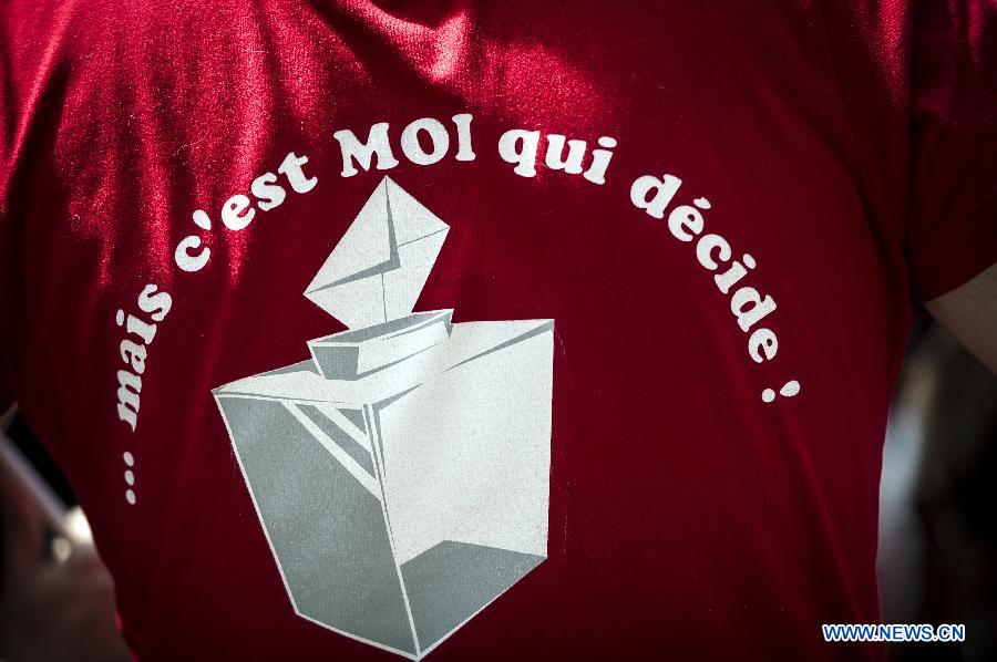 People participate in a demonstration in Paris, France, May 5, 2013. As the Socialists mark their first year in office, tens of thousands of protesters marched in towns across France on Sunday against president Francois Hollande's growth and job policy. (Xinhua/Etienne Laurent)