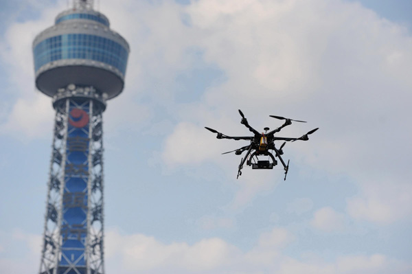 An air vehicle flies while taking aerial photos in Changchun, Northeast China's Jilin province, May 3, 2013. [Photo/Xinhua]