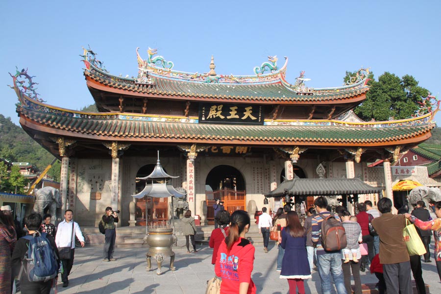 South Putuo Temple is adjacent to Xiamen University in the southeast of the city. Originally built in the Tang Dynasty (618-907), the temple was destroyed many times over the course of following dynasties. In the 23rd year of the Kangxi reign of the Qing Dynasty (1616-1912), it was once again rebuilt and given its present name. A statue of the Bodhisattva Guanyin, or Avalokitesvara, is enshrined in the temple, which receives an endless stream of worshippers and pilgrims throughout the year. (China.org.cn)