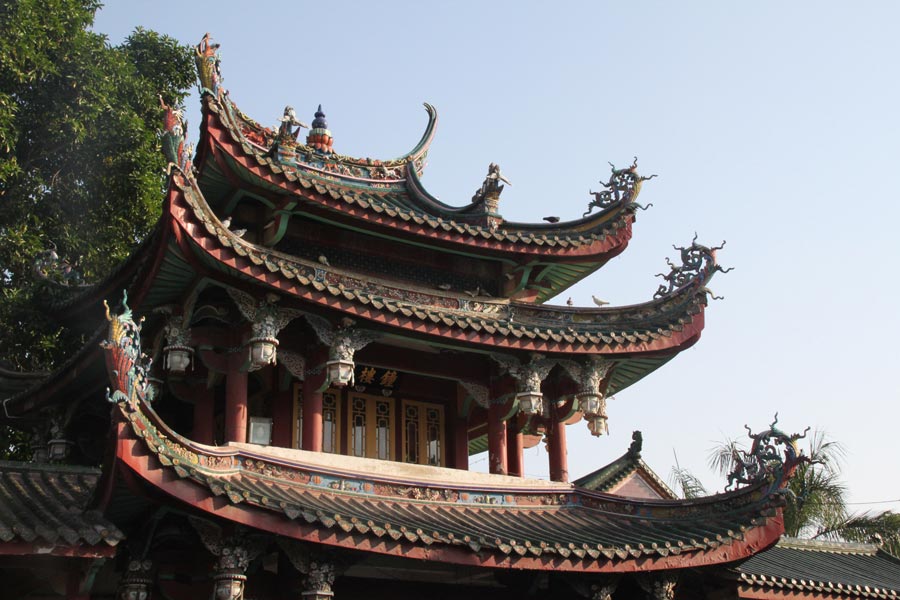 South Putuo Temple is adjacent to Xiamen University in the southeast of the city. Originally built in the Tang Dynasty (618-907), the temple was destroyed many times over the course of following dynasties. In the 23rd year of the Kangxi reign of the Qing Dynasty (1616-1912), it was once again rebuilt and given its present name. A statue of the Bodhisattva Guanyin, or Avalokitesvara, is enshrined in the temple, which receives an endless stream of worshippers and pilgrims throughout the year. (China.org.cn)