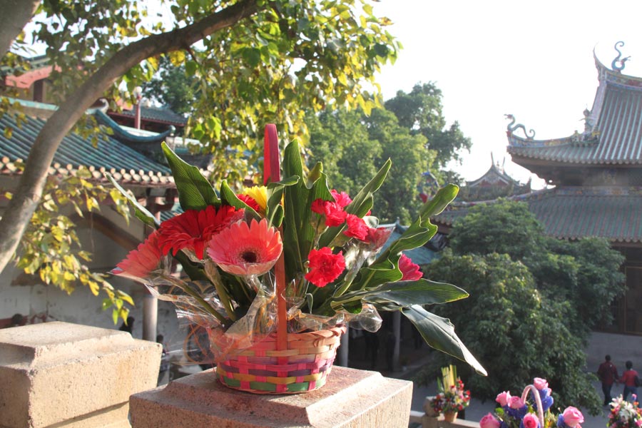 South Putuo Temple is adjacent to Xiamen University in the southeast of the city. Originally built in the Tang Dynasty (618-907), the temple was destroyed many times over the course of following dynasties. In the 23rd year of the Kangxi reign of the Qing Dynasty (1616-1912), it was once again rebuilt and given its present name. A statue of the Bodhisattva Guanyin, or Avalokitesvara, is enshrined in the temple, which receives an endless stream of worshippers and pilgrims throughout the year. (China.org.cn)