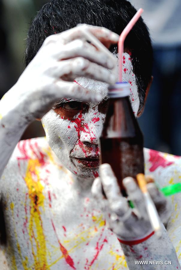 A protestor stages action for Drug Victim Concern Month in Jakarta, Indonesia, May 10, 2013. The action takes place as concern over the growing abuse and illicit drugs among adolescents and youths. An official of Indonesia's anti-drug task force National Narcotic Agency (BNN) said last year it cost 48.2 trillion rupiah (4.9 billion U.S. dollars) in curing drug abuse activities in Indonesia. (Xinhua/Agung Kuncahya B.) 