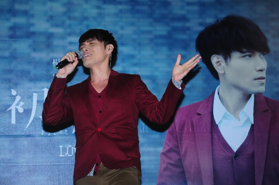 Singer Aska Yang sings at an autograph session for his new album "First Love" in Taipei, southeast China's Taiwan, May 12, 2013. (Xinhua) 