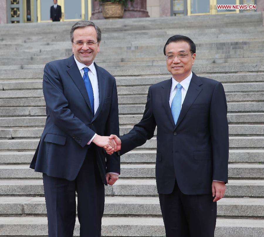 Chinese Premier Li Keqiang (R) shakes hands with visiting Greek Prime Minister Antonis Samaras during a welcoming ceremony held before their talks in Beijing, capital of China, May 16, 2013. (Xinhua/Liu Weibing) 