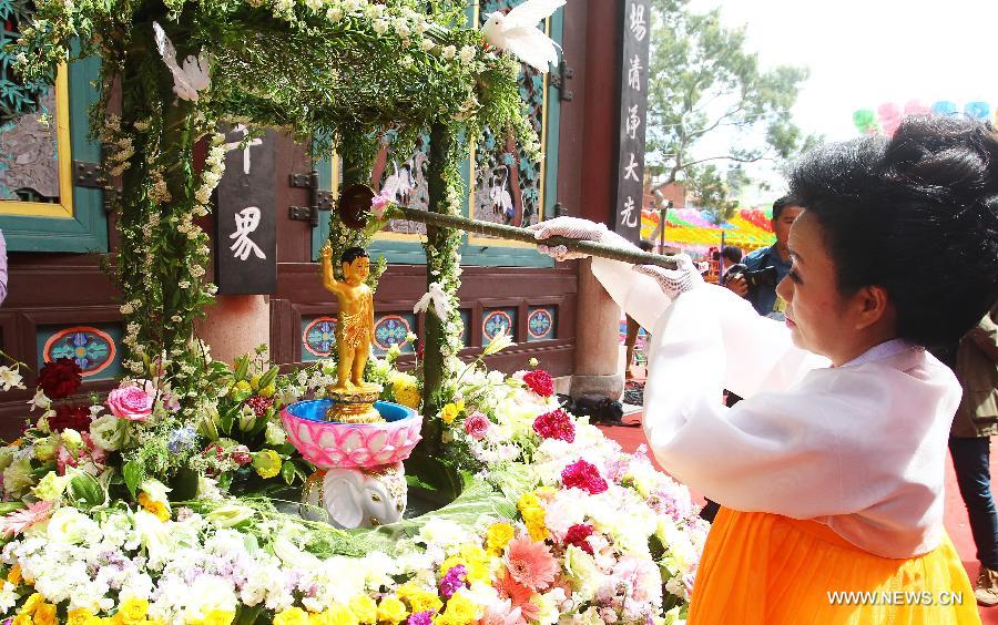 A South Korean Buddhist attends a service to celebrate the 2,557th birthday of Buddha at Chogye Temple in Seoul, South Korea, May 17, 2012. Buddha's birthday, falling on May 17 this year, is one of the most important public holidays in South Korea. (Xinhua/Yao Qilin)