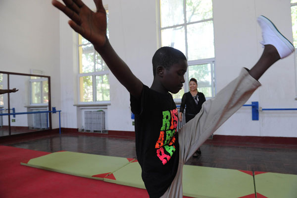 A Nigerian student practices skills at an acrobat school in Wuqiao county, May 20, 2013. [Photo/Xinhua]