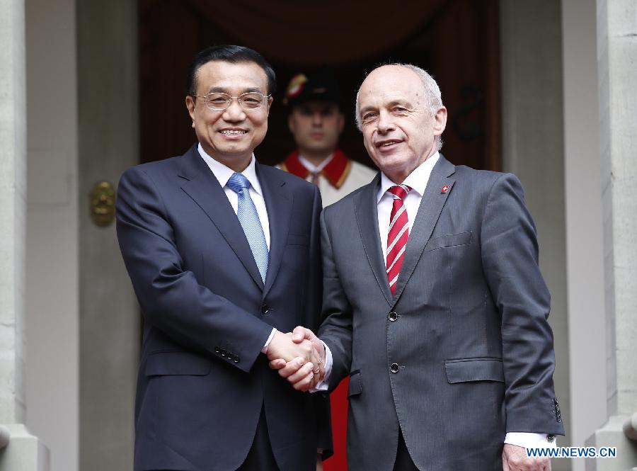 Chinese Premier Li Keqiang (L) holds talks with Swiss President Ueli Maurer in Bern, Switzerland, May 24, 2013. (Xinhua/Ju Peng) 