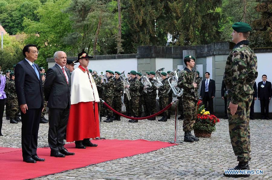 Chinese Premier Li Keqiang (L) attends a welcome ceremony held by Swiss President Ueli Maurer (2nd L) in Bern, Switzerland, May 24, 2013. (Xinhua/Li Tao) 