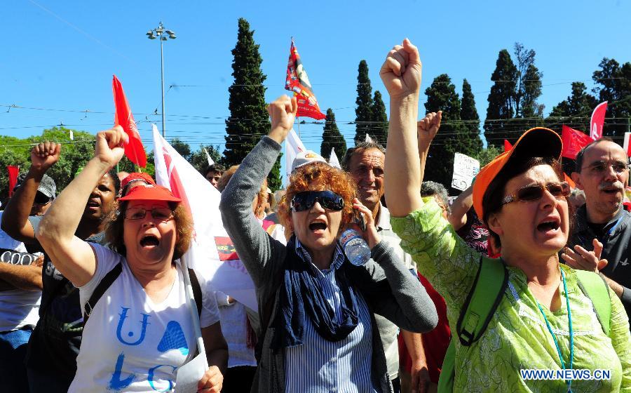 Portuguese demonstrators protest against the government's implementation of tough austerity measures in Lisbon on May 25, 2013. Thousands of Portuguese from cities including capital Lisbon, Porto, Vila Real, Setubal and Sintra gathered in front of the Jeronimos Monastery in Lisbon on Saturday protesting against government's austerity measures in return for the bailout from the troika comprising the European Union, the European Central Bank and the International Monetary Fund. (Xinhua/Zhang Liyun) 