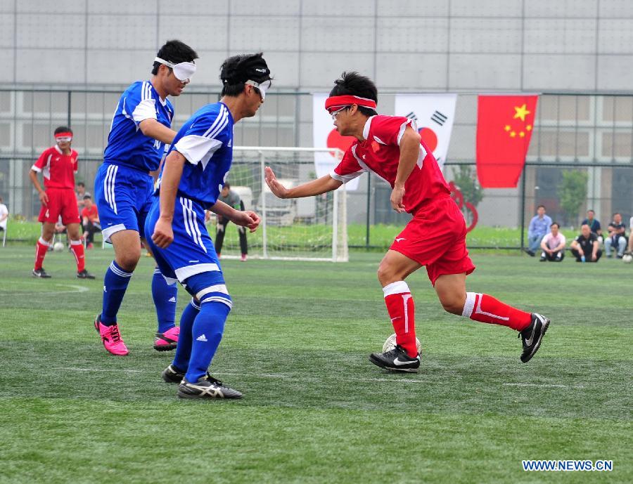 Wang Zhoubin (R) of China vies with Kato Kento (C) of Japan during the final match of IBSA Futsal B1 Asian Championships in Beijing, capital of China, on May 26, 2013. China won 3-2 to claim the title. (Xinhua/He Changshan)