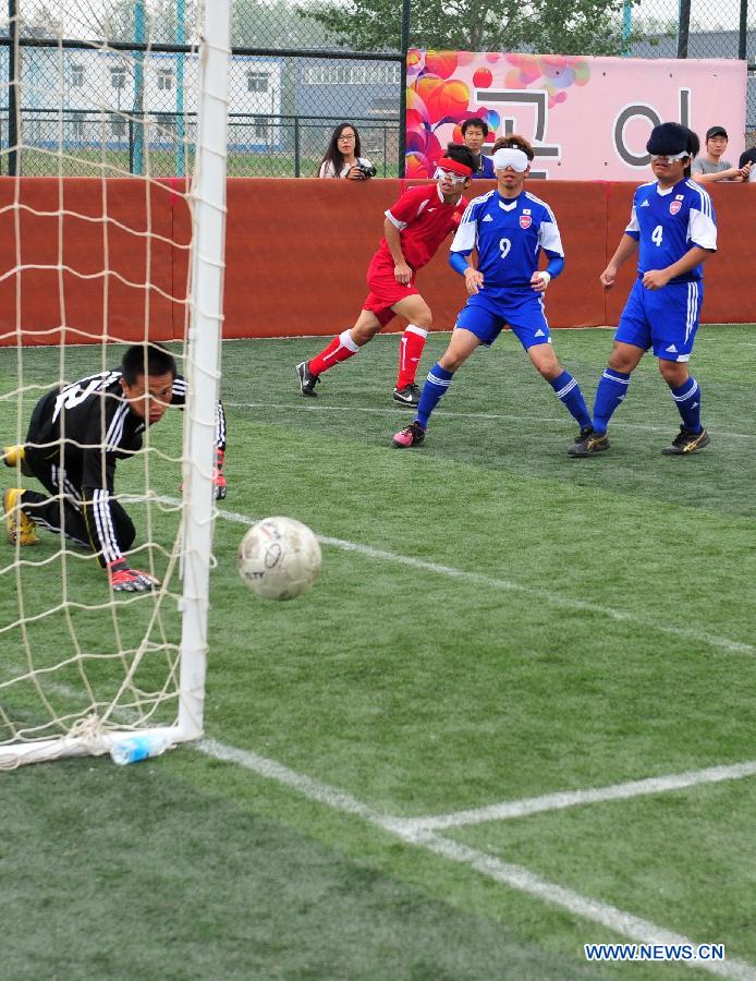 Wang Zhoubin (2nd L) of China shoots during the final match of IBSA Futsal B1 Asian Championships against Japan in Beijing, capital of China, on May 26, 2013. China won 3-2 to claim the title. (Xinhua/He Changshan)