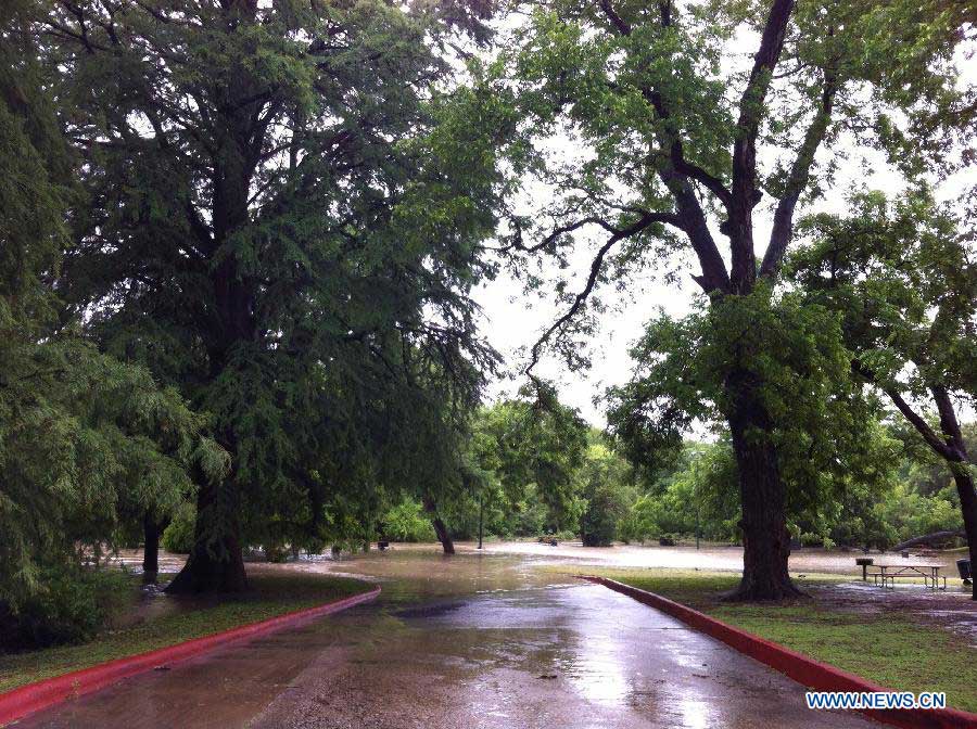 Photo taken on May 25, 2013 shows rains flood the U.S. city of San Antonio, Texas. Torrential rains flooded the U.S. city of San Antonio, Texas, on Saturday, leaving two people dead and more than 200 stranded in cars and homes. (Xinhua/Yan Bo) 