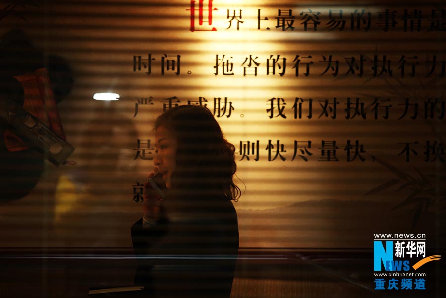 Chen Shan talks with a client over the phone.  (Photo/Xinhua)