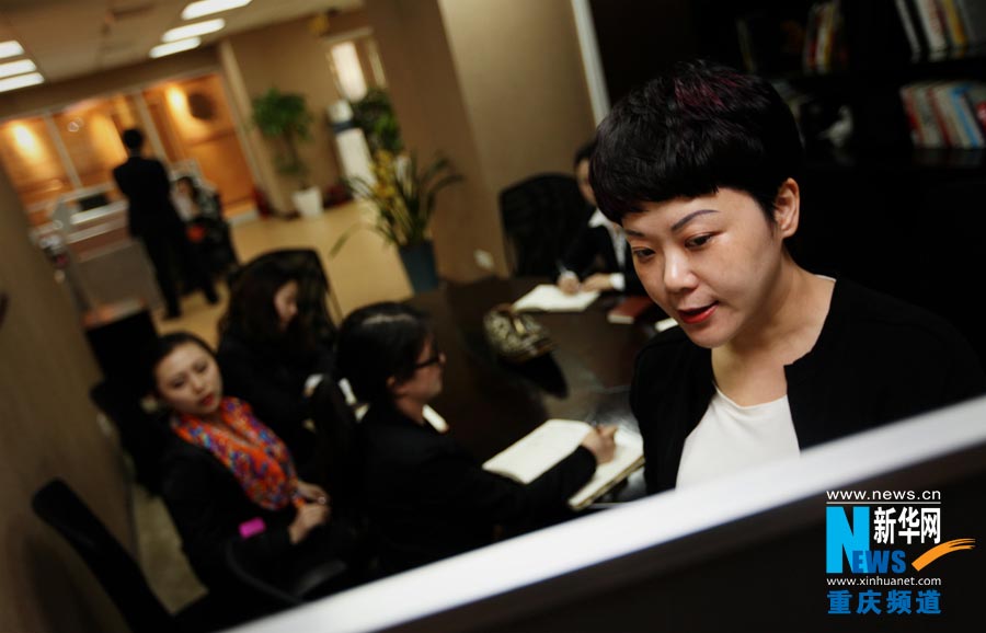 He Jinzhu explains financial knowledge to staff members in China CITIC bank’s Qingsi branch office. (Photo/Xinhua)