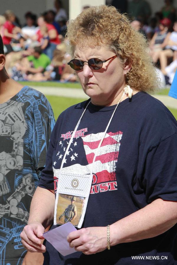 A woman mourns for her son who lost his life in the Iraq War during a ceremony to mark the Memorial Day in Houston, the United States, May 27, 2013. (Xinhua/Song Qiong) 