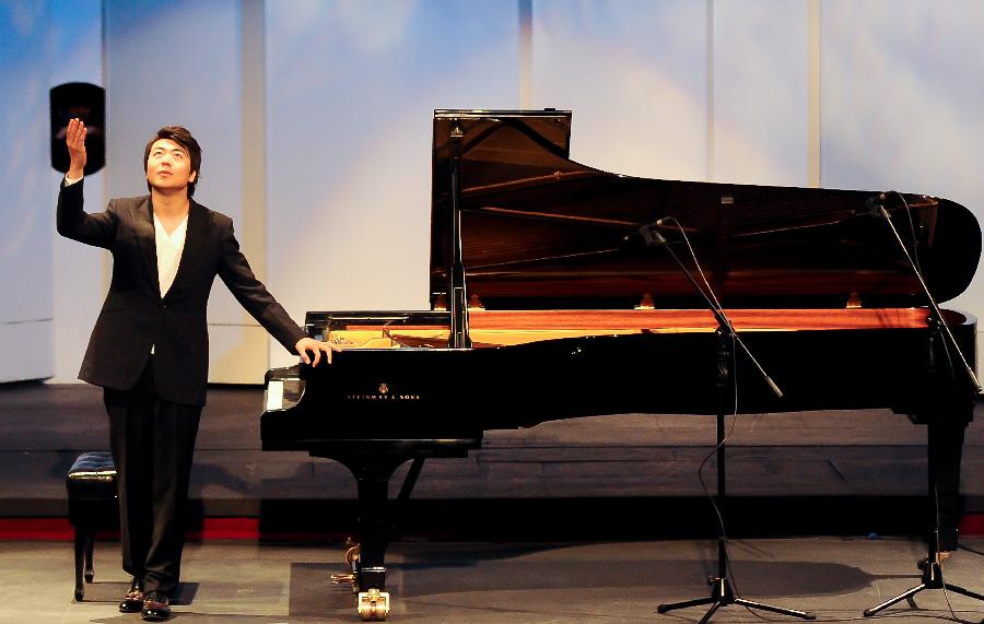 Pianist Lang Lang gestures during a concert at the Municipal Theater in Santiago, capital of Chile, on May 27, 2013. (Xinhua/Jorge Villegas) 