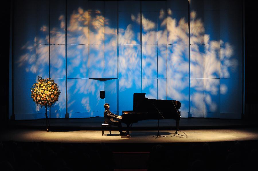 Pianist Lang Lang performs during a concert at the Municipal Theater in Santiago, capital of Chile, on May 27, 2013. (Xinhua/Jorge Villegas) 