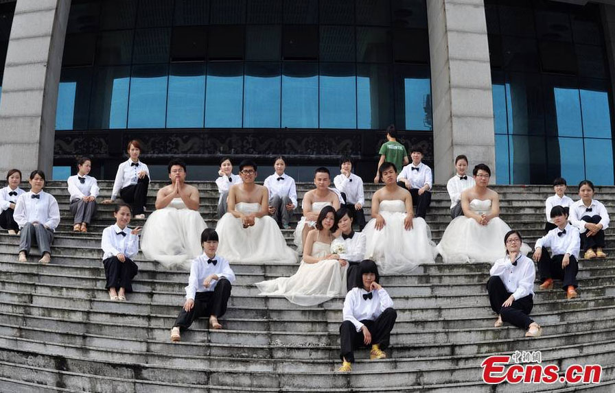 Boys wearing wedding dresses and girls in men's suits pose for graduation group photos at Hunan University of Arts and Science in Changde, central China's Hunan Province. [Photo: CNS/Jia Siyuan] 